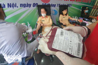 Thanh niên Công an Thủ đô không ngại mưa lạnh tiếp tục hành trình hiến máu cứu người
