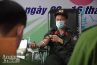 Thanh niên Công an Thủ đô không ngại mưa lạnh tiếp tục hành trình hiến máu cứu người