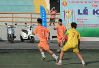 Cầu thủ bóng đá học sinh THPT Hà Nội thích thú trải nghiệm xe điện Vinfast