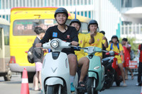 Cầu thủ bóng đá học sinh THPT Hà Nội thích thú trải nghiệm xe điện Vinfast