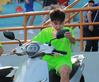 Cầu thủ bóng đá học sinh THPT Hà Nội thích thú trải nghiệm xe điện Vinfast