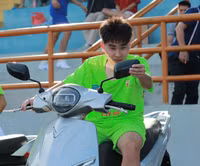 Cầu thủ bóng đá học sinh THPT Hà Nội thích thú trải nghiệm xe điện Vinfast