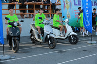 Cầu thủ bóng đá học sinh THPT Hà Nội thích thú trải nghiệm xe điện Vinfast