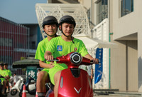 Cầu thủ bóng đá học sinh THPT Hà Nội thích thú trải nghiệm xe điện Vinfast