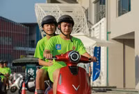 Cầu thủ bóng đá học sinh THPT Hà Nội thích thú trải nghiệm xe điện Vinfast