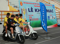 Cầu thủ bóng đá học sinh THPT Hà Nội thích thú trải nghiệm xe điện Vinfast