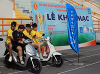 Cầu thủ bóng đá học sinh THPT Hà Nội thích thú trải nghiệm xe điện Vinfast