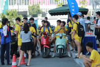 Cầu thủ bóng đá học sinh THPT Hà Nội thích thú trải nghiệm xe điện Vinfast