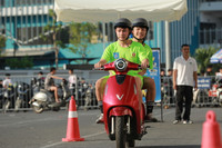 Cầu thủ bóng đá học sinh THPT Hà Nội thích thú trải nghiệm xe điện Vinfast