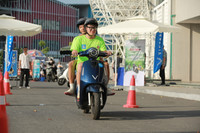 Cầu thủ bóng đá học sinh THPT Hà Nội thích thú trải nghiệm xe điện Vinfast