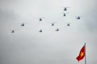 Ấn tượng ảnh trực thăng Mi-17 và máy bay vận tải Casa bay hợp luyện diễu binh ở Hà Nội