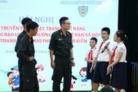 Cảnh sát cơ động Hà Nội hướng dẫn học sinh tiểu học kỹ năng phòng chống bạo lực học đường