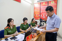 Công an Hà Nội nỗ lực triển khai cao điểm thu nhận thông tin và cấp thẻ đảng viên mới trên toàn thành phố