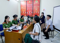 Công an Hà Nội nỗ lực triển khai cao điểm thu nhận thông tin và cấp thẻ đảng viên mới trên toàn thành phố