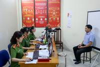 Công an Hà Nội nỗ lực triển khai cao điểm thu nhận thông tin và cấp thẻ đảng viên mới trên toàn thành phố