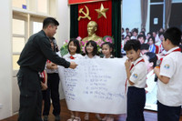 Cảnh sát cơ động Hà Nội hướng dẫn học sinh tiểu học kỹ năng phòng chống bạo lực học đường