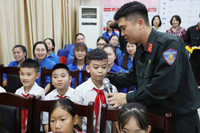 Cảnh sát cơ động Hà Nội hướng dẫn học sinh tiểu học kỹ năng phòng chống bạo lực học đường