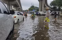 Ảnh: Hà Nội ngập sâu do mưa lớn kéo dài, người dân 