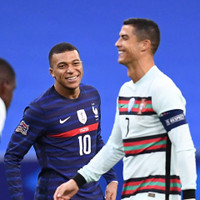 [ẢNH] Ronaldo gây sốt khi cười giòn tan cùng đàn em Mbappe