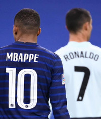 [ẢNH] Ronaldo gây sốt khi cười giòn tan cùng đàn em Mbappe