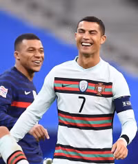 [ẢNH] Ronaldo gây sốt khi cười giòn tan cùng đàn em Mbappe