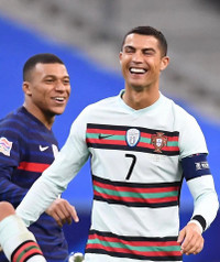 [ẢNH] Ronaldo gây sốt khi cười giòn tan cùng đàn em Mbappe