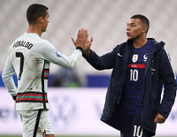 [ẢNH] Ronaldo gây sốt khi cười giòn tan cùng đàn em Mbappe