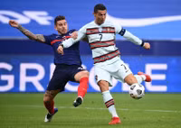 [ẢNH] Ronaldo gây sốt khi cười giòn tan cùng đàn em Mbappe