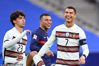 [ẢNH] Ronaldo gây sốt khi cười giòn tan cùng đàn em Mbappe