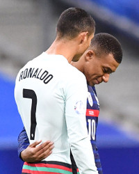 [ẢNH] Ronaldo gây sốt khi cười giòn tan cùng đàn em Mbappe