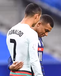 [ẢNH] Ronaldo gây sốt khi cười giòn tan cùng đàn em Mbappe
