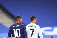 [ẢNH] Ronaldo gây sốt khi cười giòn tan cùng đàn em Mbappe