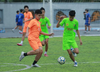 Chùm ảnh loạt trận 8h sáng 2-11