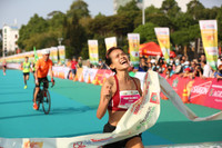 [ẢNH] Những người đẹp 'tỏa sáng' trên đường chạy Pleiku