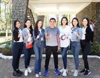 [ẢNH] HLV Kiatisak tươi rói bên Hoa hậu Việt Nam