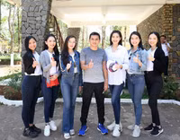 [ẢNH] HLV Kiatisak tươi rói bên Hoa hậu Việt Nam