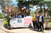 [ẢNH] HLV Kiatisak tươi rói bên Hoa hậu Việt Nam