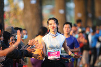 [ẢNH] Những người đẹp 'tỏa sáng' trên đường chạy Pleiku