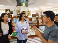 [ẢNH] HLV Kiatisak tươi rói bên Hoa hậu Việt Nam