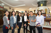 [ẢNH] HLV Kiatisak tươi rói bên Hoa hậu Việt Nam