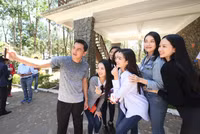 [ẢNH] HLV Kiatisak tươi rói bên Hoa hậu Việt Nam