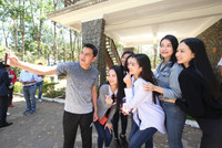 [ẢNH] HLV Kiatisak tươi rói bên Hoa hậu Việt Nam