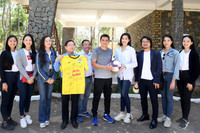 [ẢNH] HLV Kiatisak tươi rói bên Hoa hậu Việt Nam