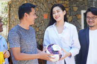 [ẢNH] HLV Kiatisak tươi rói bên Hoa hậu Việt Nam