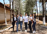 [ẢNH] HLV Kiatisak tươi rói bên Hoa hậu Việt Nam