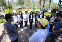 [ẢNH] HLV Kiatisak tươi rói bên Hoa hậu Việt Nam