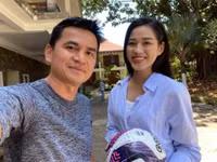 [ẢNH] HLV Kiatisak tươi rói bên Hoa hậu Việt Nam