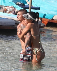 [ẢNH] Nhà vô địch EURO hưởng trăng mật bên siêu mẫu nóng bỏng