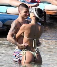 [ẢNH] Nhà vô địch EURO hưởng trăng mật bên siêu mẫu nóng bỏng