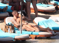 [ẢNH] Nhà vô địch EURO hưởng trăng mật bên siêu mẫu nóng bỏng